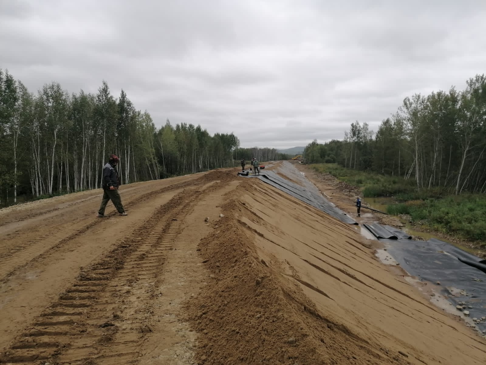 ООО «Энергокомплект» продолжает поставки материалов для строительства дамбы в Комсомольске-на-Амуре.